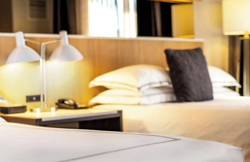 Midtown Toronto Hotel | Prime Location: Upscale Haven in Yorkville District, Close to Attractions