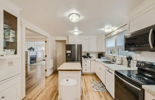 Lower Queen Anne Apartment | Prime Location walk to attractions w Free Parking