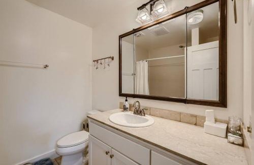 Lower Queen Anne Apartment | Prime Location walk to attractions w Free Parking