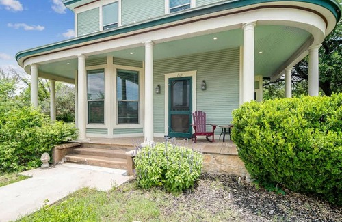Johnson City House | Prime location-Walk to food, Bars and Wineries!