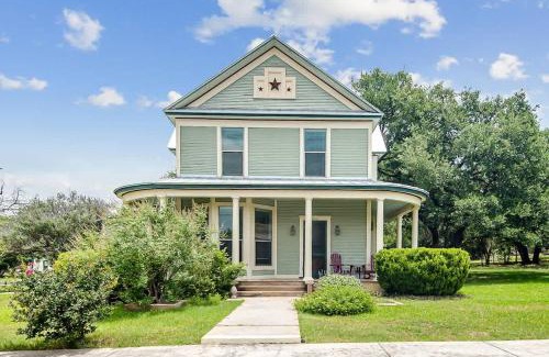 Johnson City House | Prime location-Walk to food, Bars and Wineries!