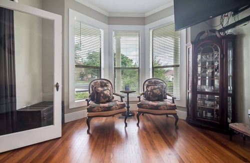 Johnson City House | Prime Location-walk to Food, Bars and Wineries!