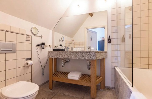 Baarlo House | Prime Location with Nature Access! Free Parking, Dining! Near Stuw Belfeld