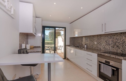 Benahavis Apartment | Prime location within beautiful gated community - LATE AVAILABILITY!
