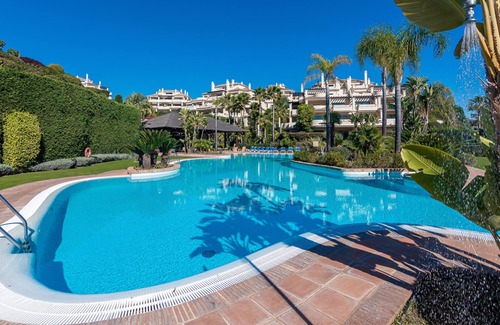 Benahavis Apartment | Prime location within beautiful gated community - LATE AVAILABILITY!