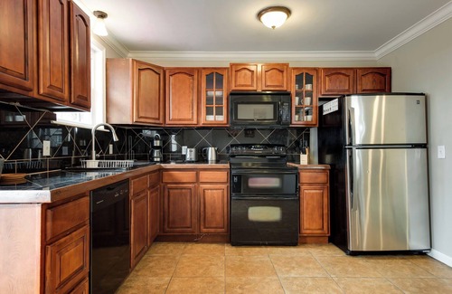 Sylvan Heights House | Prime & Lovely 6BR Home with Jacuzzi! W/D!