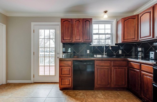 Sylvan Heights House | Prime & Lovely 6BR Home with Jacuzzi! W/D!