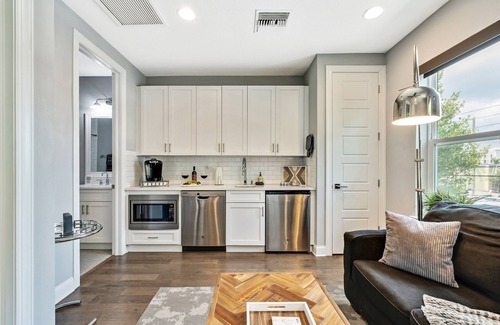 Bayshore Gardens House | Prime Luxury: New Townhouse in Tampa's Best Spot!