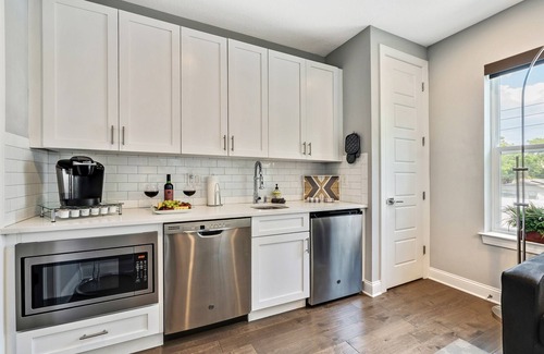 Bayshore Gardens House | Prime Luxury: New Townhouse in Tampa's Best Spot!