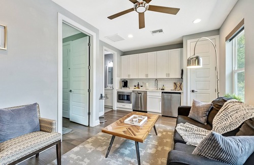 Bayshore Gardens House | Prime Luxury: New Townhouse in Tampa's Best Spot!