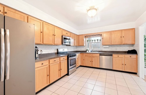 Southeast Yonkers House | Prime Luxury NYC with Balcony+Gameroom+Free Parking!