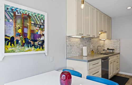 Eureka Valley Apartment | Prime Mid Century Flat in the Castro, In Unit Laundry, On Site Parking.