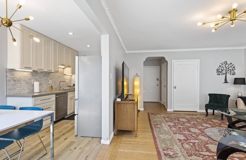 Eureka Valley Apartment | Prime Mid Century Flat in the Castro, In Unit Laundry, On Site Parking.