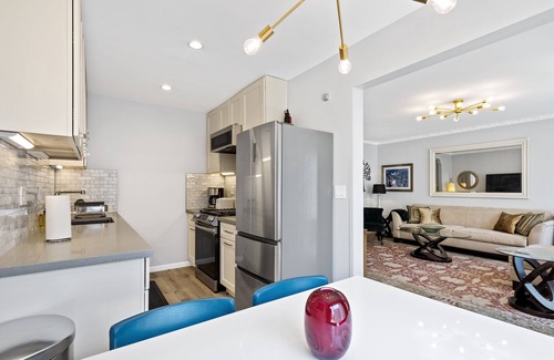 Eureka Valley Apartment | Prime Mid Century Flat in the Castro, In Unit Laundry, On Site Parking.