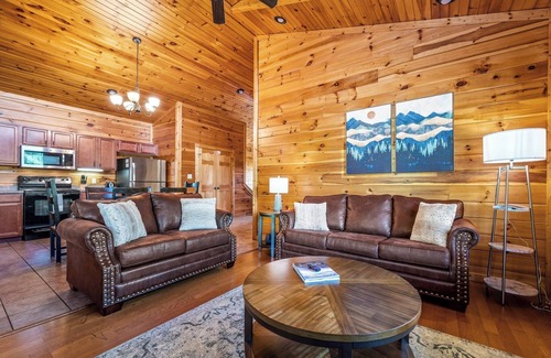 Gatlinburg Cabin | Prime Mtn View|2 Mi to DT Gburg|Hot Tub|2 King Suites|Game Room|5% Mlty Discount