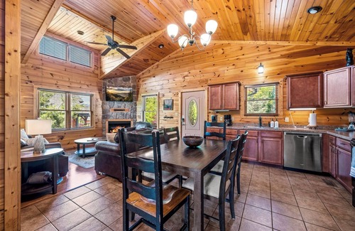 Gatlinburg Cabin | Prime Mtn View|2 Mi to DT Gburg|Hot Tub|2 King Suites|Game Room|5% Mlty Discount