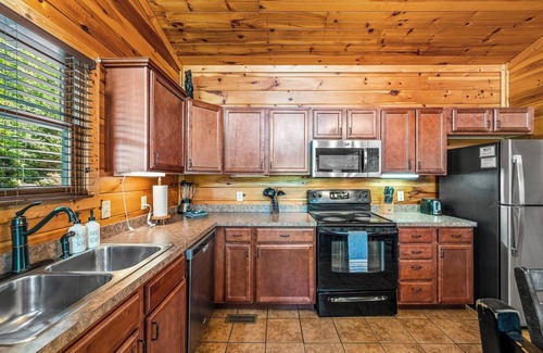 Gatlinburg Cabin | Prime Mtn View|2 Mi to DT Gburg|Hot Tub|2 King Suites|Game Room|5% Mlty Discount