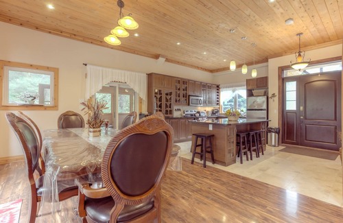 Bracebridge Ski Chalet | Prime Muskoka location, Luxury cottage for rent