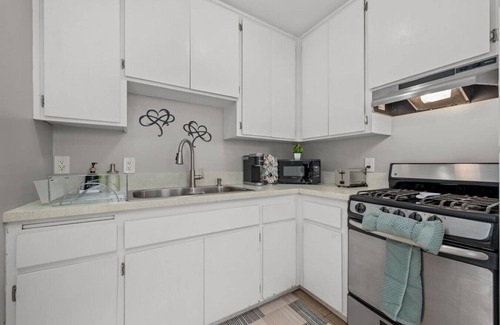 North Park Apartment | Prime North Park Stay: Walkable 95/100 + Parking!