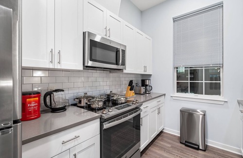 Hackensack River Waterfront Apartment | Prime Oasis: 2 Bedroom Gym, Laundry ONLY 20 Minutes to NYC!