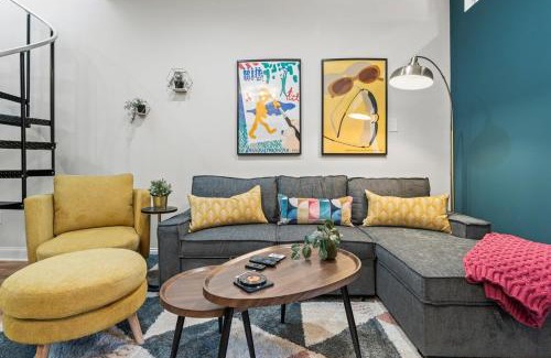 Old City Apartment | Prime Old City Condo Free Parking Skyline Views