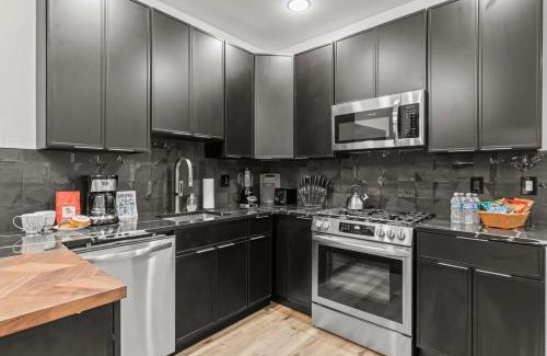 Old City Apartment | Prime Old City Condo Free Parking Skyline Views