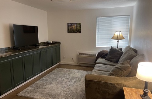Creswell Apartment | Prime Quick Stop: 1-Bedroom Apartment Close to I-5, Dining, and Fuel.