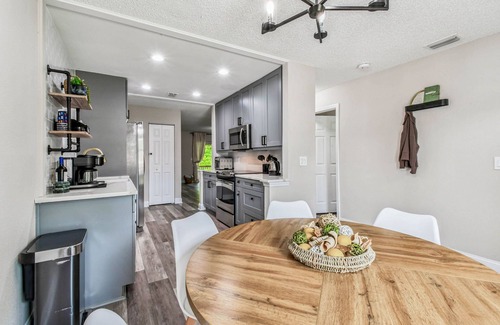 Port Tampa City House | Prime S Tampa Location with Hot Tub, Deck, Grill, Near Beach!