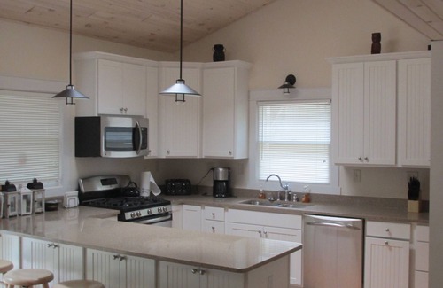 Macatawa Cottage | Prime Seasonal Availability~ lake, beach & dog friendly,