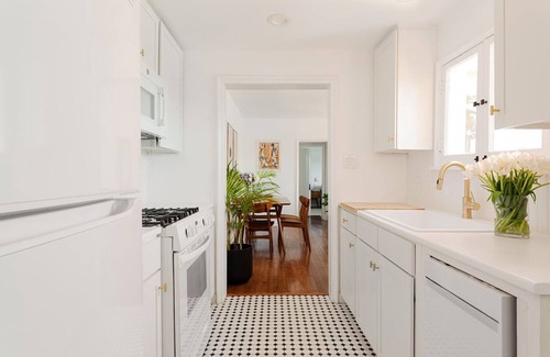 Glenoaks Canyon Apartment | Prime Silver Lake Sanctuary