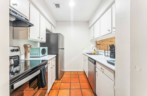 Windsor Park Apartment | Prime SoCo cozy 1BR king suite w/pool, parking