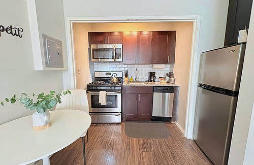 Hyde Park Apartment | Prime Spot, Chic 1-Bedroom Unit