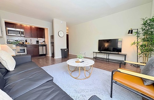Hyde Park Apartment | Prime Spot, Chic 1-Bedroom Unit