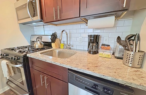 Hyde Park Apartment | Prime Spot, Chic 1-Bedroom Unit