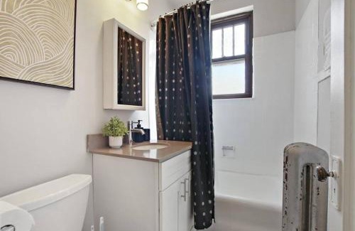 Hyde Park Apartment | Prime & Stylish 1BR Hideaway - Dorchester 306