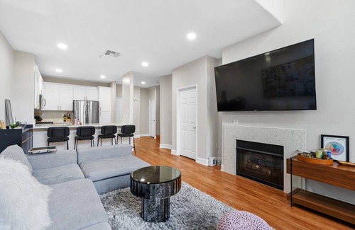 La Brea Apartment | Prime West Hollywood Penthouse Apartment with 3 Bedroom & Full Amenities