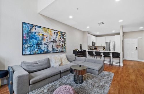 La Brea Apartment | Prime West Hollywood Penthouse Apartment with 3 Bedroom & Full Amenities
