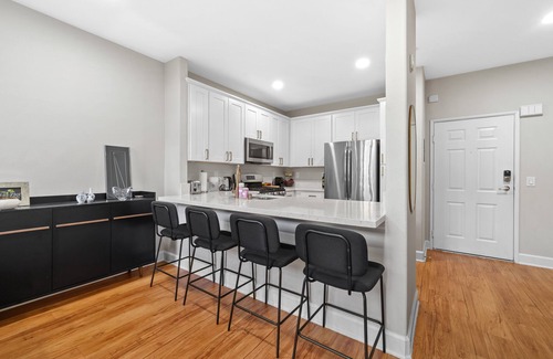 La Brea Apartment | Prime West Hollywood Penthouse Apartment with 3 Bedroom & Full Amenities