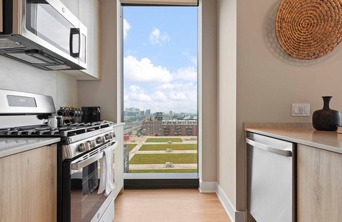 West Loop Apartment | Prime West Loop 2BR Apts + Event Convenience