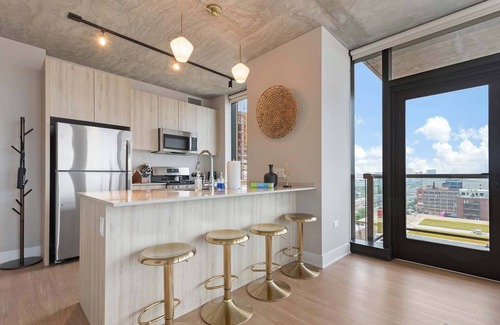 West Loop Apartment | Prime West Loop 2BR Apts + Event Convenience