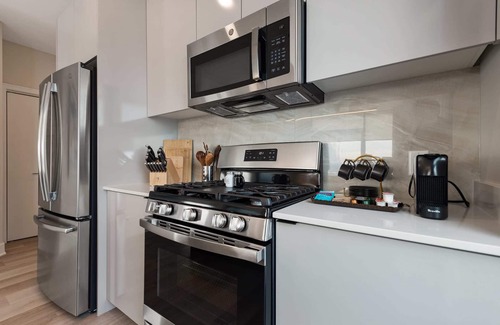 West Loop Apartment | Prime West Loop 2BR Duo + Enjoy Unique Gatherings