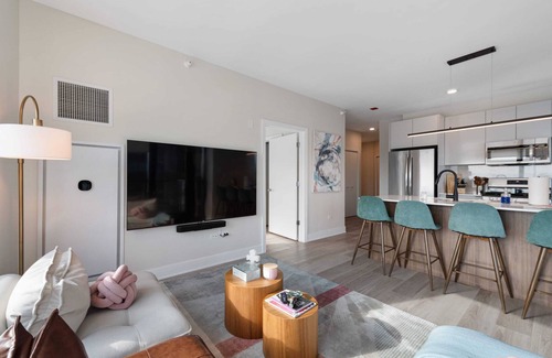 West Loop Apartment | Prime West Loop 2BR Duo + Enjoy Unique Gatherings