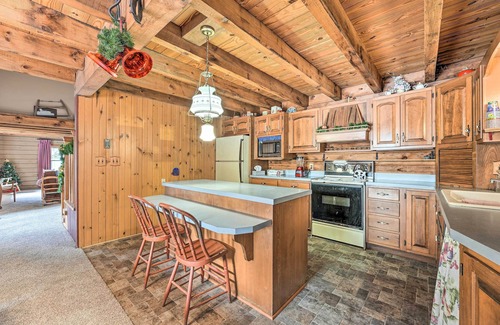 Middlebury House | Primitive Goshen Pine Lodge with Fireplace!