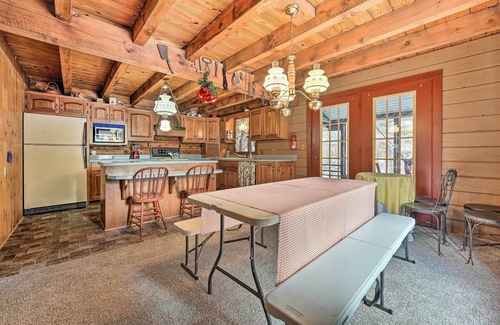 Middlebury House | Primitive Goshen Pine Lodge with Fireplace!