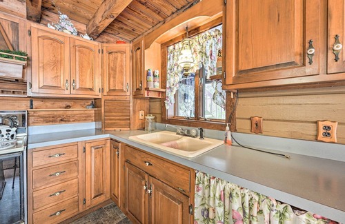 Middlebury House | Primitive Goshen Pine Lodge with Fireplace!