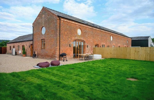 Wollerton Apartment | Primrose Barn : Hot Tub, Games Room, Pet Friendly