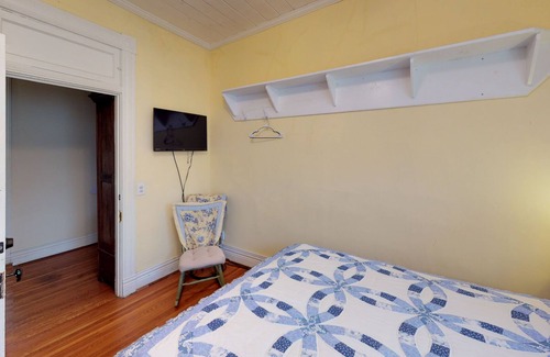Nelsonville Bed & Breakfast | Primrose Bed and Breakfast Posy Room Hocking Hills Ohio between Logan & Athens