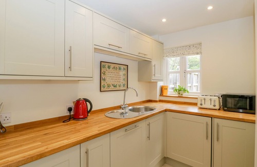 Winchcombe House | PRIMROSE COTTAGE, pet friendly, with a garden in Winchcombe