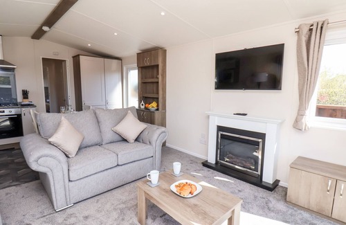 Runswick Bay Cottage | PRIMROSE LODGE, pet friendly, country holiday cottage in Staithes