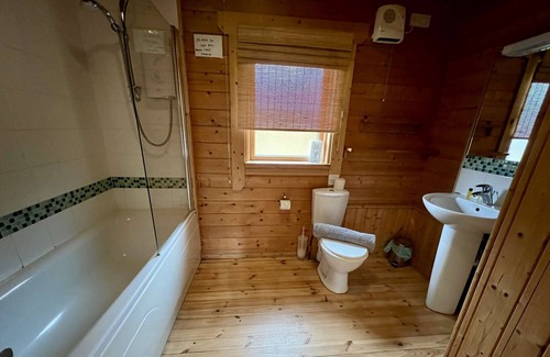 South Cerney House | Primrose Lodge, on the edge of Lake Pochard